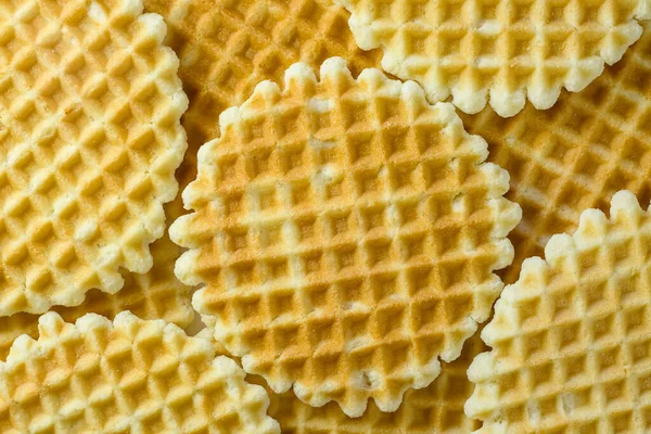 Yuvarlak Belçika waffle 'larının en üst görüntüsü. İnce altın waffle kurabiyeleri.