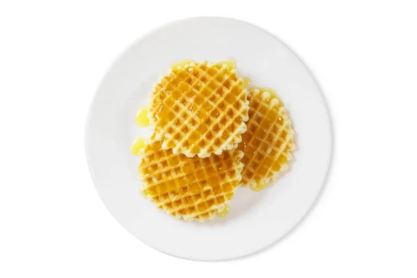 白い背景に隔離されたプレート上の蜂蜜とラウンドワッフル トップビュー 薄い黄金のワッフルクッキー ウェーハ朝食 — ストック写真