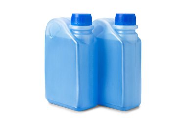 İki plastik şişe mavi antifriz ya da beyaz arka planda izole edilmiş soğutucu su. Dondurulmayan sıvı kutuları, taklit et, boşluğu kopyala.