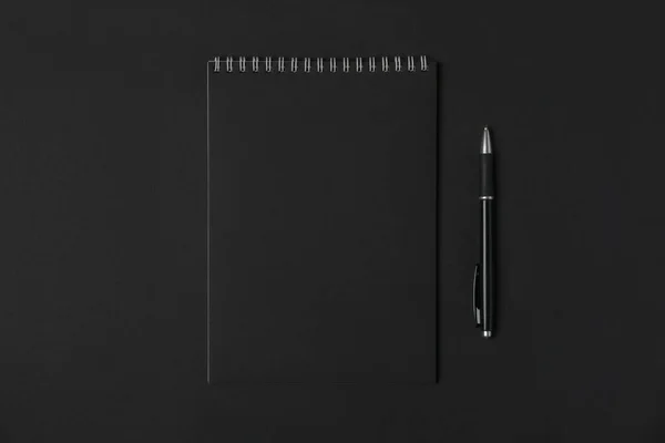 Blank Notebook Blank Black Sheets Pen Dark Background Copy Space — Stock Photo, Image