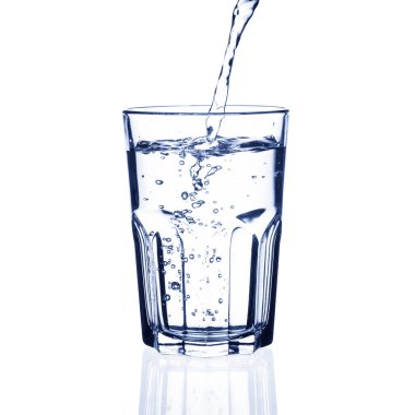 Beyaz arka planda izole edilmiş bardağa dökülen su.