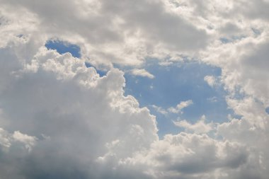 Yazın yağmurdan önce kümülüs bulutları arasında açık mavi gökyüzü bulutlu..