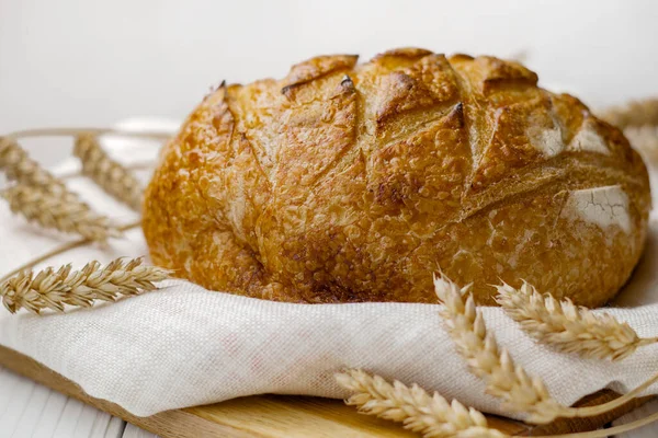 Chleb Domowej Roboty Okrągłego Chleba Pszennego Ręczniku Lnianym Uszami Pszenicy — Zdjęcie stockowe