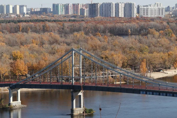 都市の秋の風景 ドニエプル川キエフ市 ウクライナ — ストック写真