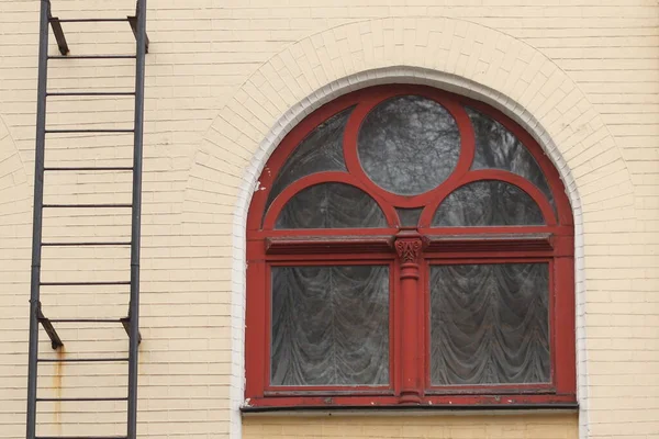 Fenster Einer Ziegelwand Eines Alten Gebäudes — Stockfoto