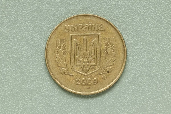 Yeşil Arka Planda Ukrayna Metalik Banknotları Metal Para — Stok fotoğraf