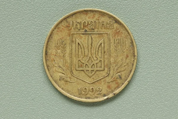 绿色背景上的乌克兰金属钞票 金属货币 — 图库照片