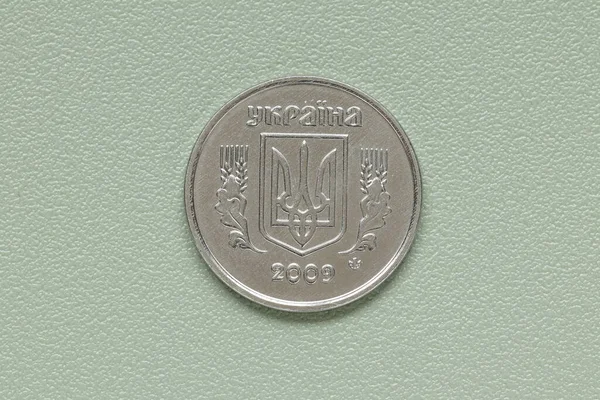 Yeşil Arka Planda Ukrayna Metalik Banknotları Metal Para — Stok fotoğraf