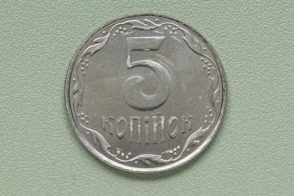 绿色背景上的乌克兰金属钞票 金属货币 — 图库照片
