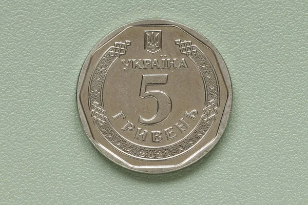 緑の背景にウクライナの金属紙幣 金属マネー — ストック写真