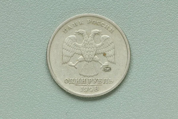 绿色背景上的俄罗斯金属钞票 金属货币 — 图库照片