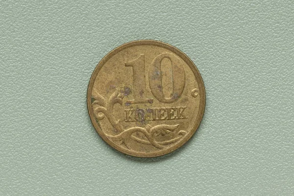 绿色背景上的俄罗斯金属钞票 金属货币 — 图库照片