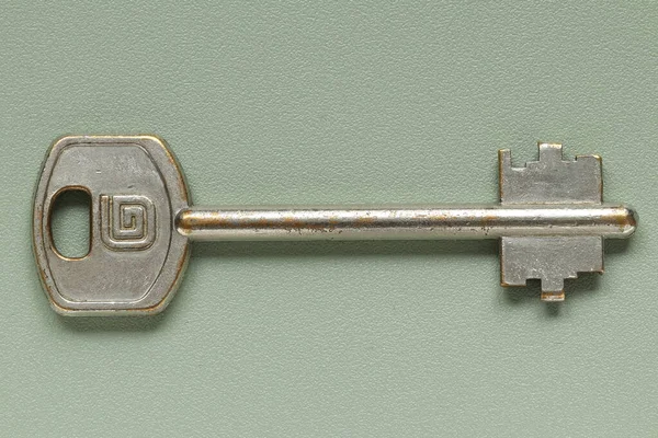 Παλιό Κλειδί Από Την Κλειδαριά Της Πόρτας Πράσινο Φόντο Παλιό — Φωτογραφία Αρχείου