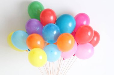 Çok renkli balonlar. Bir sürü renkli, neşeli balon. 