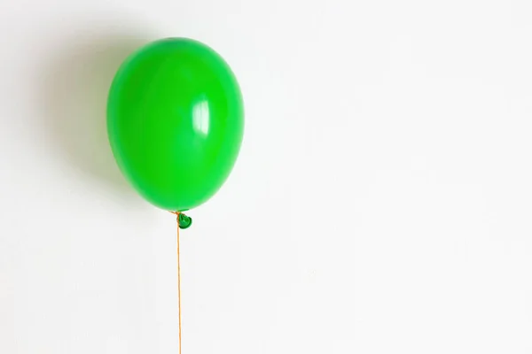 Ballon Vert Ballon Vert Festif Joyeux Sur Une Ficelle — Photo