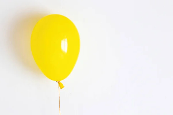 Ballon Jaune Ballon Joyeux Festif Jaune Sur Une Ficelle — Photo