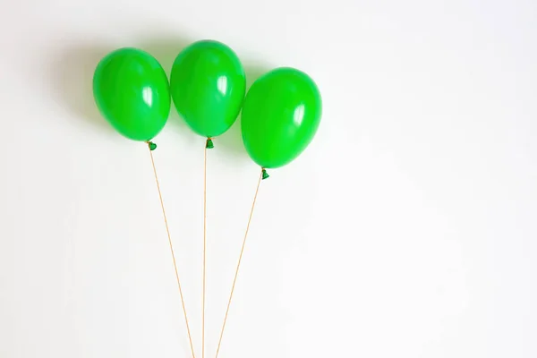 Balão Verde Balão Festivo Alegre Verde Uma Corda — Fotografia de Stock