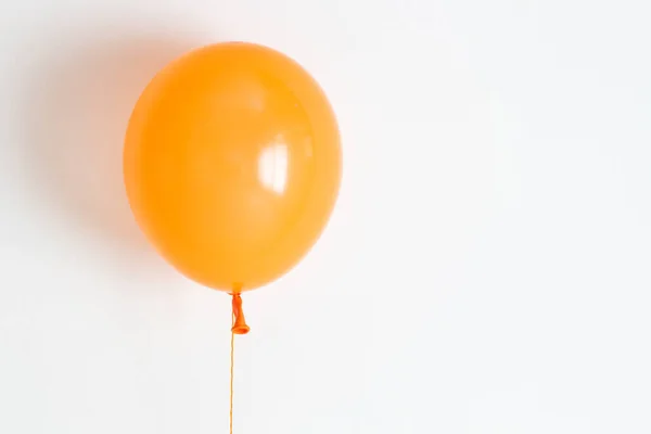 Narancssárga Lufi Narancssárga Ünnepi Vidám Lufi Egy Madzagon — Stock Fotó