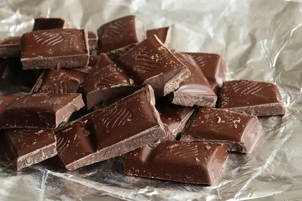 Coklat Dipecah Menjadi Potongan Potongan Kecil Potongan Coklat Hitam — Stok Foto