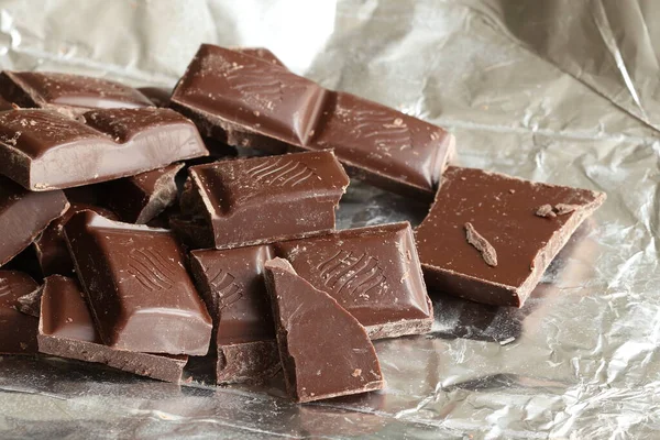 Coklat Dipecah Menjadi Potongan Potongan Kecil Potongan Coklat Hitam — Stok Foto