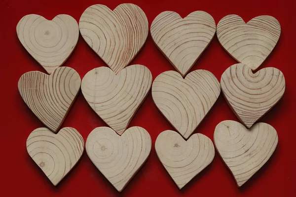 Corazones Madera Sobre Fondo Rojo Muchos Corazones Madera — Foto de Stock