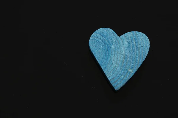 Деревянное Сердце Окрашенное Синий Цвет Черном Фоне Голубое Сердце — стоковое фото