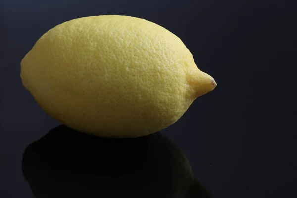 Лимон Черном Фоне Целый Лимон — стоковое фото