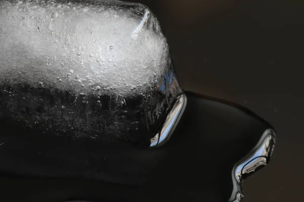 Кусочки Прямоугольного Льда Черном Фоне Ледяные Кубики Тает Черном Фоне — стоковое фото