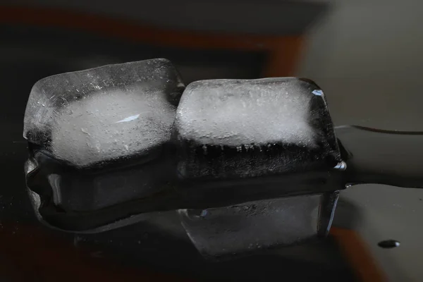 黑色背景上的长方形冰块冰块在黑色的背景上融化 — 图库照片