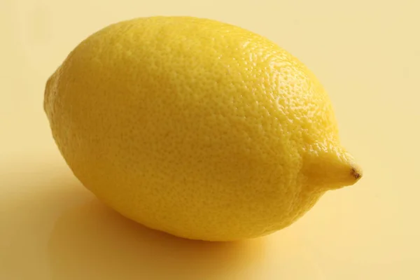レモンを黄色の背景に レモン一杯分 — ストック写真