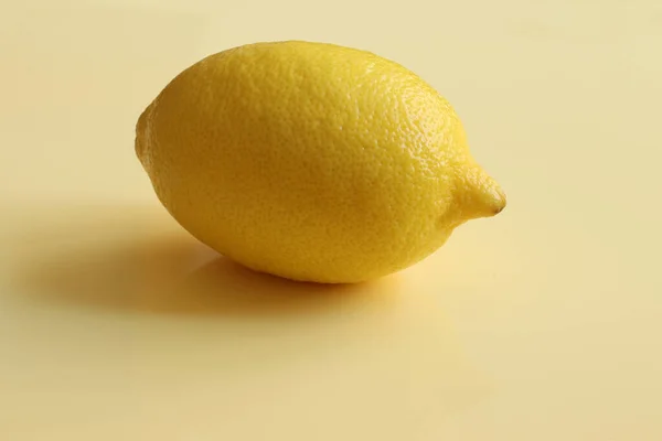 Limón Sobre Fondo Amarillo Limón Entero — Foto de Stock