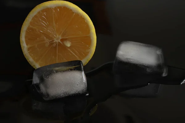 Λεμόνι Πάγο Μαύρο Φόντο Κομμένο Λεμόνι Πάγο Φέτα Λεμονιού — Φωτογραφία Αρχείου