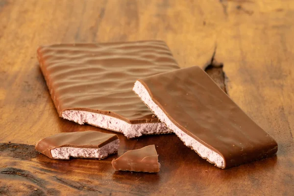 Chocolate Con Leche Relleno Arándanos Sobre Fondo Madera Chocolate Con — Foto de Stock