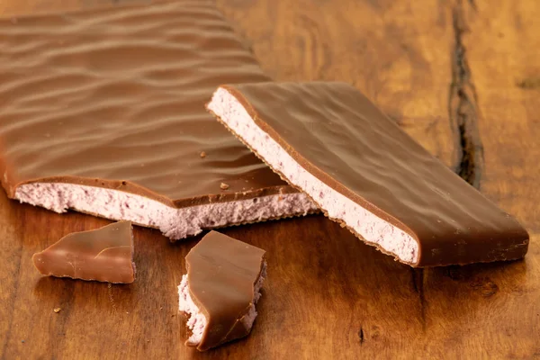 Chocolat Lait Avec Remplissage Aux Myrtilles Sur Fond Bois Chocolat — Photo