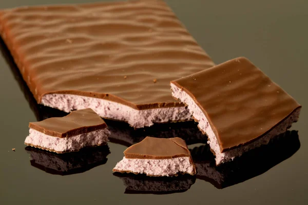 Молочный Шоколад Черничной Начинкой Черном Фоне Молочный Шоколад — стоковое фото