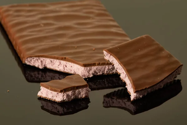 Vollmilchschokolade Mit Blaubeerfüllung Auf Schwarzem Hintergrund Vollmilchschokolade — Stockfoto