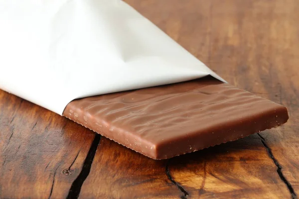 木製の背景にココナッツ充填ミルクチョコレートバー ミルクチョコレート — ストック写真