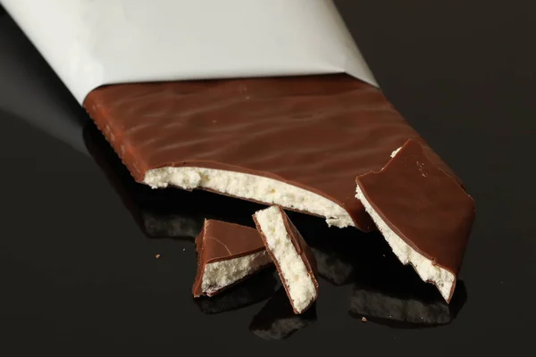 Mjölkchoklad Med Kokos Fyllning Svart Bakgrund Mjölkchoklad — Stockfoto