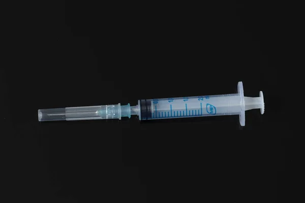 Medizinische Einmalspritze Aus Kunststoff Auf Schwarzem Hintergrund Medizinische Spritze — Stockfoto