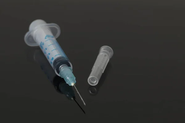 Siyah Arka Planda Tek Kullanımlık Tıbbi Plastik Şırınga Tıbbi Şırınga — Stok fotoğraf