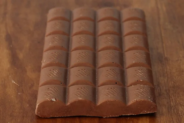 Leite Poroso Arejado Chocolate Escuro Chocolate Com Bolhas Fundo Madeira — Fotografia de Stock