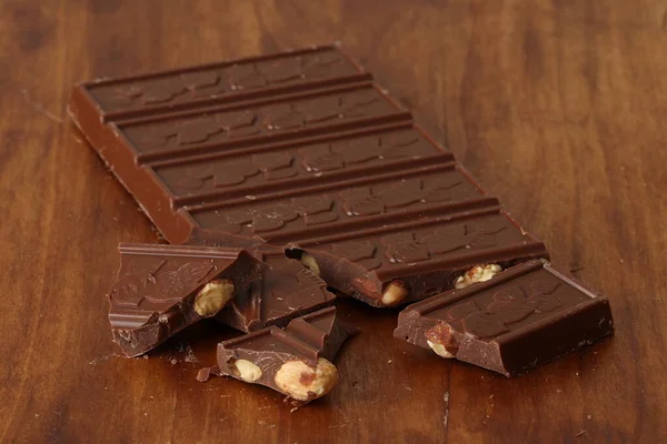 Chocolate Leite Com Avelãs Amêndoas Chocolate Com Nozes Fundo Madeira — Fotografia de Stock