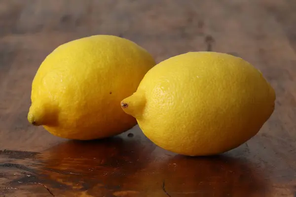 Ahşap Bir Arka Planda Limon Limon — Stok fotoğraf