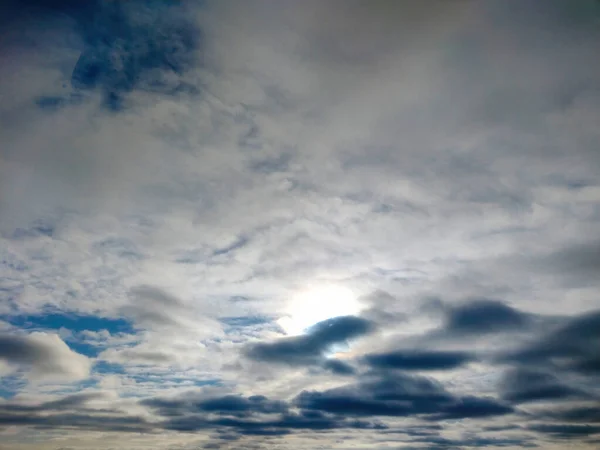 Błękitne Niebo Było Pokryte Szarymi Chmurami Chmurna Faktura Nieba — Zdjęcie stockowe