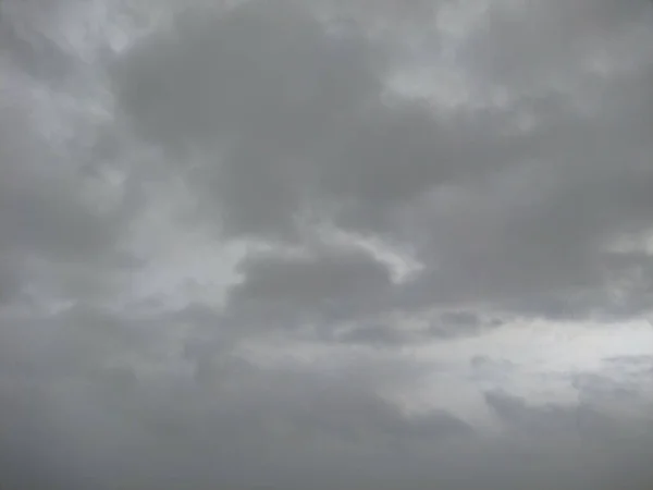 空は灰色の雪の雲で曇っている 空の灰色の雲 — ストック写真