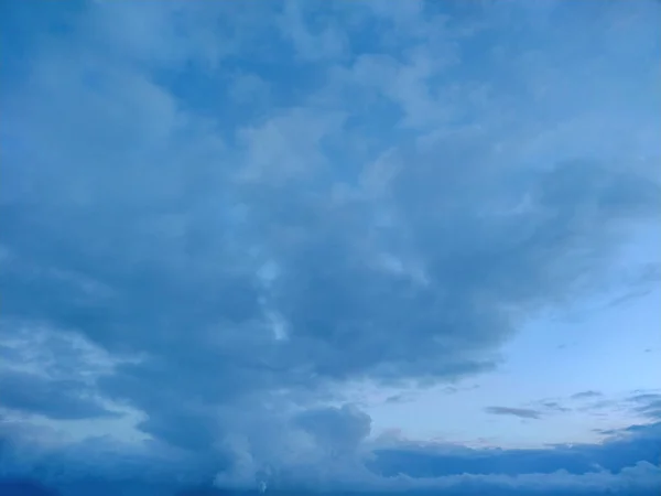 曇った空 空は雲で覆われている空の質感 — ストック写真