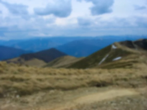 Ett Suddigt Foto Karpaternas Bergslandskap Torrt Gräs Bergen — Stockfoto