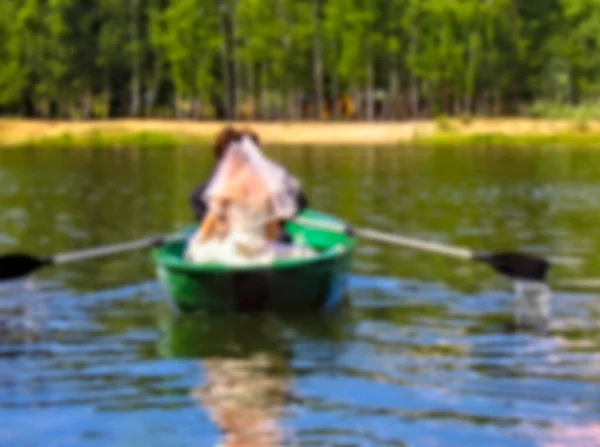 模糊的照片 新娘和新郎正乘船在河里航行 他们过河了 — 图库照片