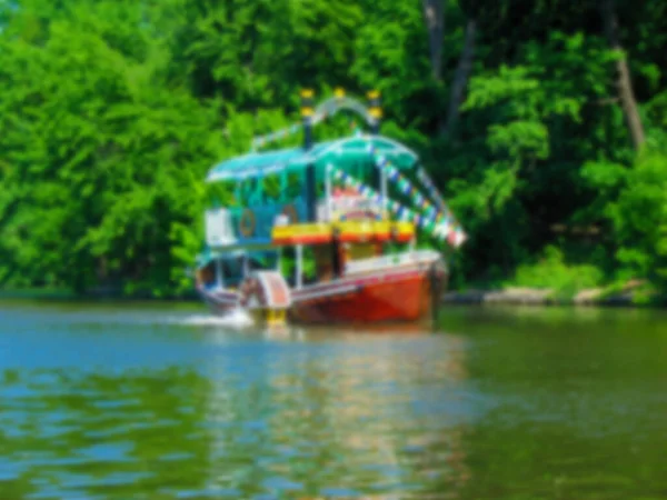 Unscharfes Foto Touristenschiff Schwimmt Auf Dem Fluss — Stockfoto