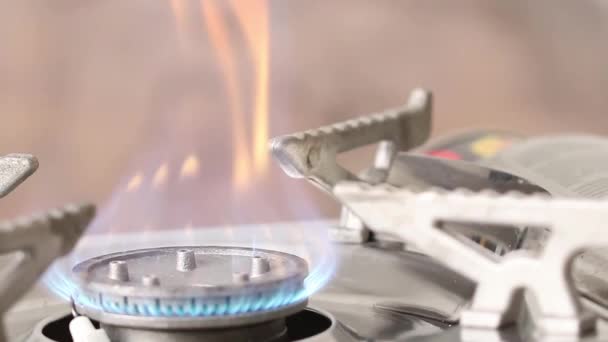 Gaz Ocağında Gaz Yanar Yemek Pişirmek Için Gaz Turisti Ocağı — Stok video